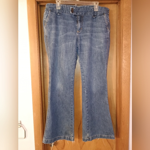 Classic Blue Gap Women's Jeans Sz 14 Back Patch Pockets Flare Wear At Hem - Picture 1 of 16